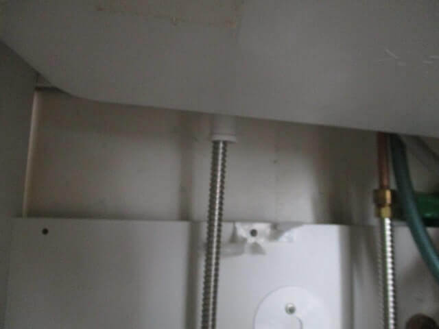 洗面所下の壁の隙間からのネズミ侵入口