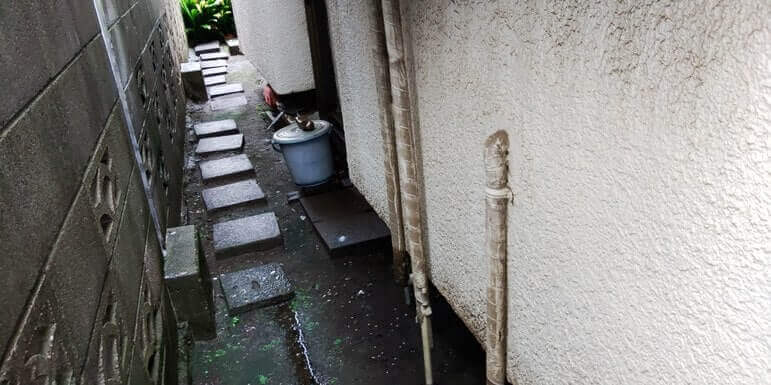 外壁の配管周りのネズミ侵入箇所